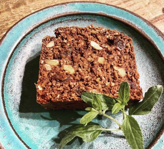 果物とナッツの甘くないケーキ